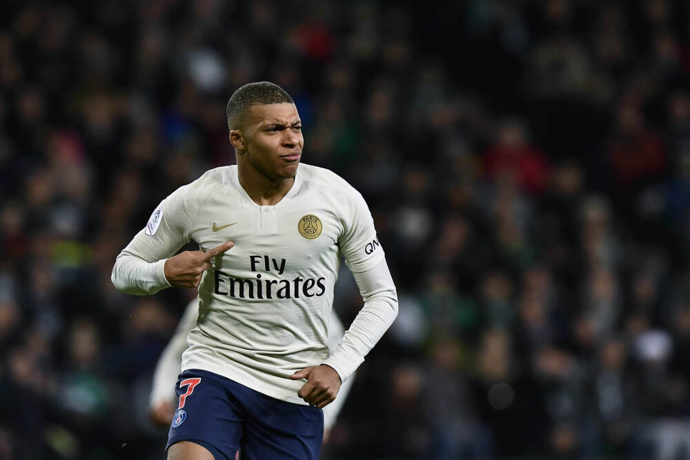 太贼了！谢泼德突然背后上抢掏走莫布里手中球 首节打6分钟4抢断